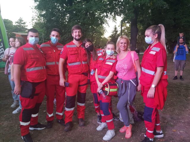 pjesnikinja Božica Velousis sa volonterima CK Srbije